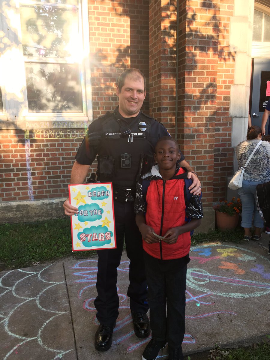 Wash_tigers's tweet photo. Washington mentors welcomed children this morning ❤️ #wash1718 #SSD200 https://t.co/Z5IAXTdIQd