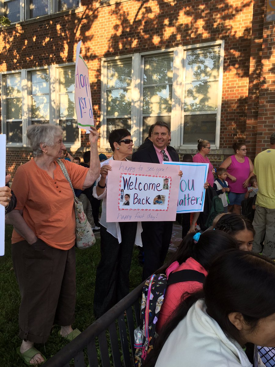Wash_tigers's tweet photo. Washington mentors welcomed children this morning ❤️ #wash1718 #SSD200 https://t.co/Z5IAXTdIQd