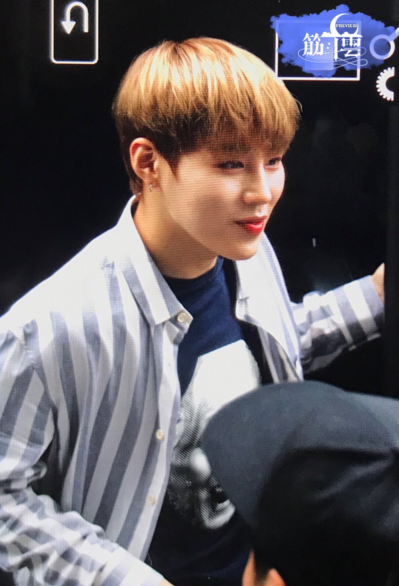Geun_Duun's tweet photo. 170825 뮤직뱅크 출근 Preview

구름오리 등장🐤
예쁜 얼굴 조금 밖에 못봤네..
질서 지킵시다ㅠㅠ

#하성운 #워너원 #WannaOne #HaSungWoon @WannaOne_twt https://t.co/06S7QhD0Kk