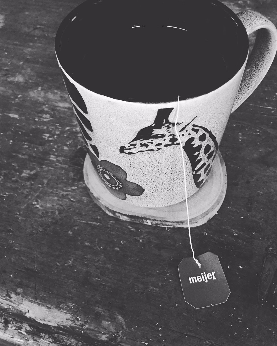 candacehunt56's tweet photo. 🍋 Lemon Ginseng Tea ☕️ with Honey 🐝 ... because I would get sick before vacay. 😩🤧😷🤒 https://t.co/rJ9wqVCFFM