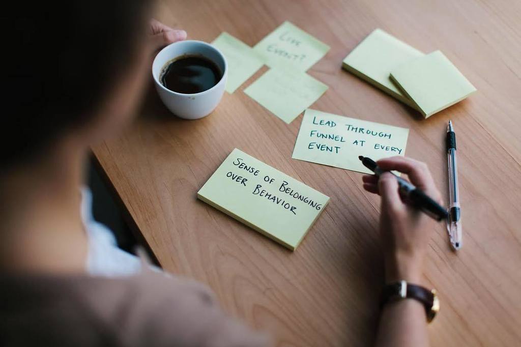 glasscanvas_io's tweet photo. We're into capturing the essence of a idea and letting your thoughts flow freely. Around here, we work hard to mak… https://t.co/xuZ6o3XFFa https://t.co/5YrrUH6Eiu