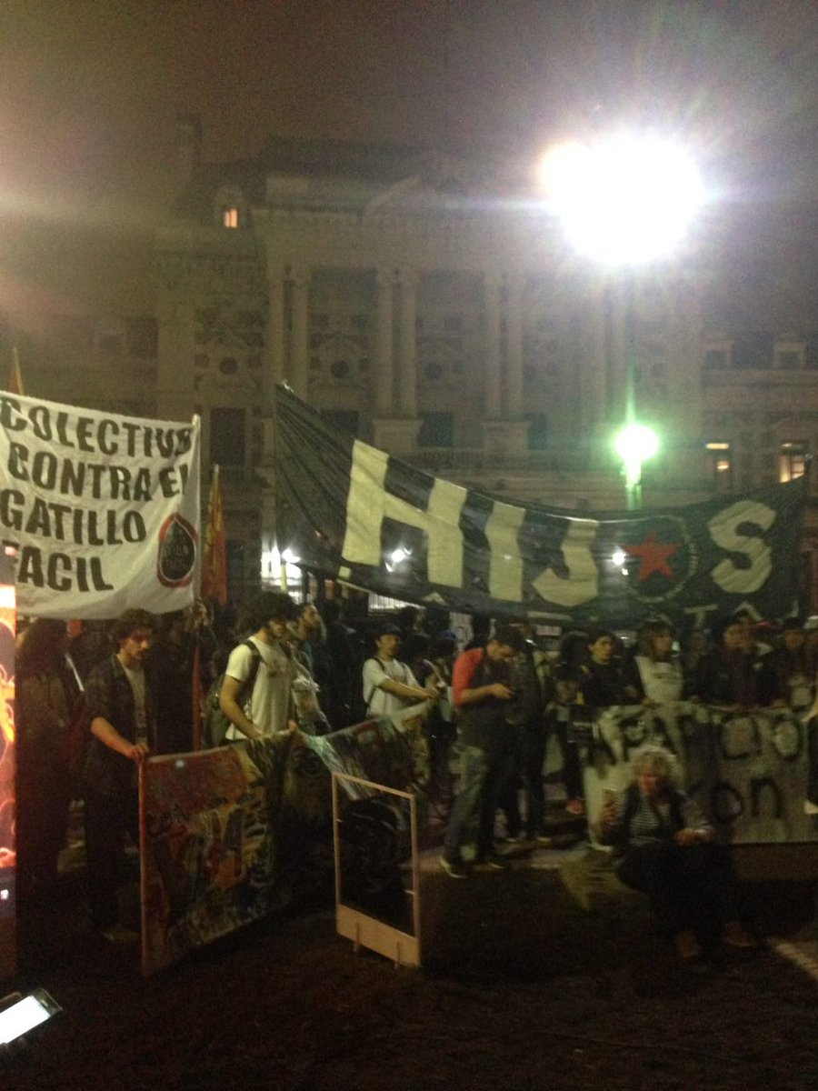 RevistaHamartia's tweet photo. #Ahora #LaPlata #AparicionConVida #SantiagoMaldonado #MacriResponsable #BulrichResponsable https://t.co/xwyGeRKnbv
