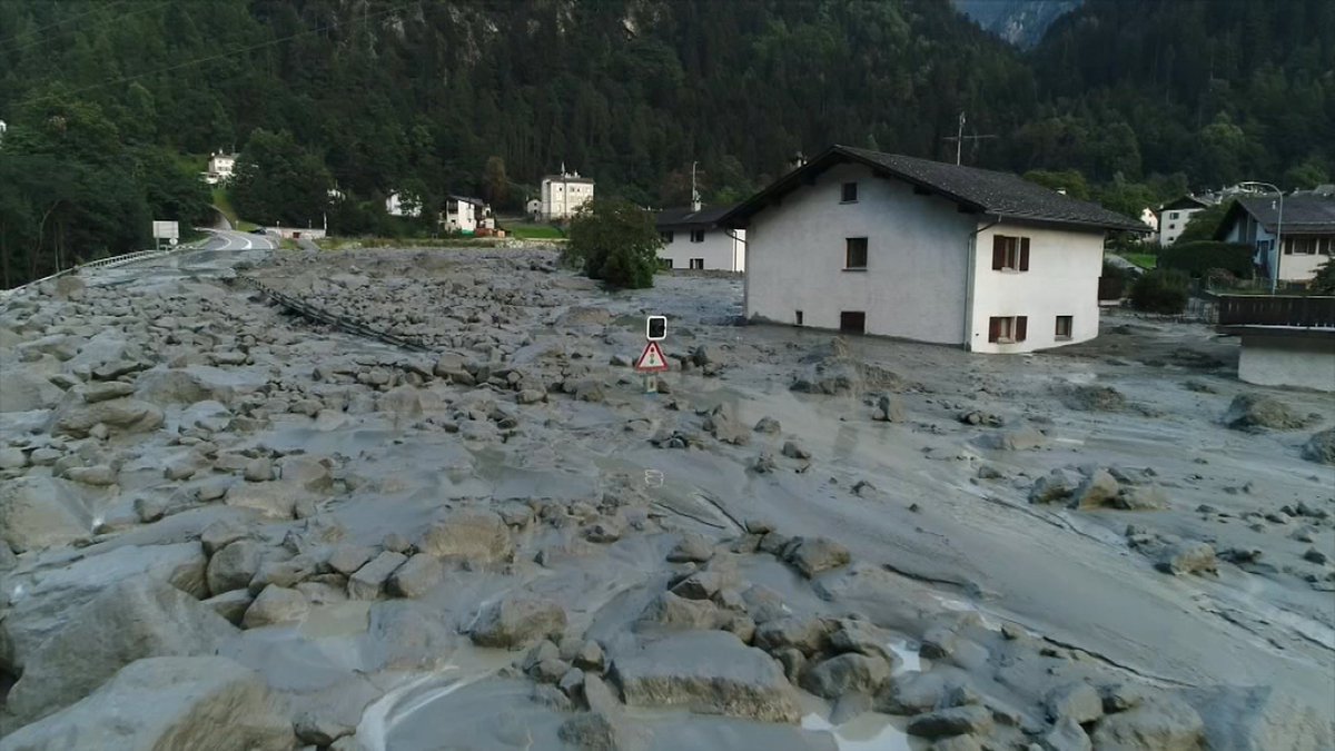 mundo_en_fotos's tweet photo. Varios desaparecidos tras #alud en #Suiza / Several people are missing after massive #landslide in #Switzerland #Grisones https://t.co/hrmIJqINBg