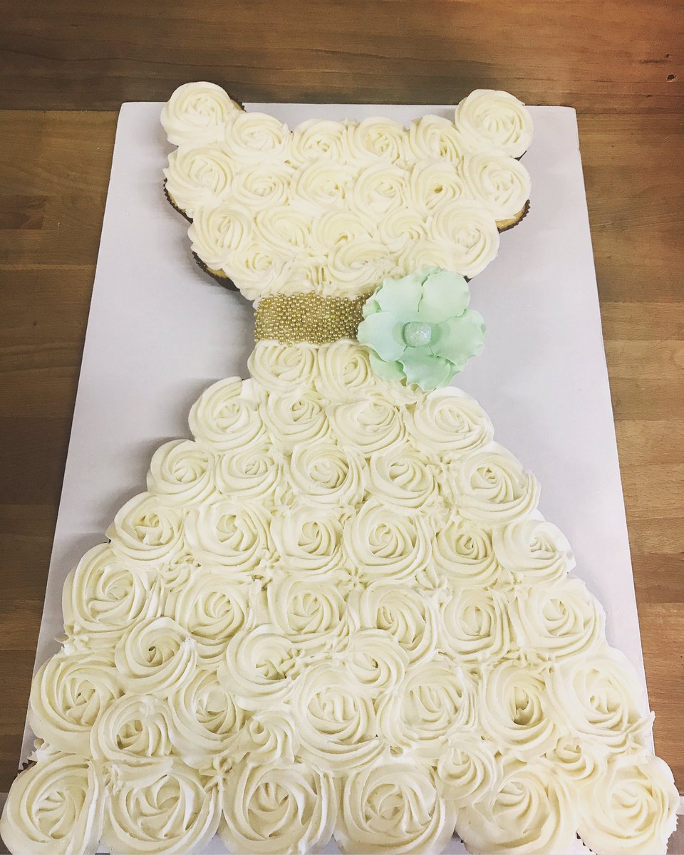 SweetTBakeshop's tweet photo. 👗Bridal gown cupcake pull apart with gold beaded sash and hand made mint flower 💛 #bridalgown #cupcake #cupcakepullapart https://t.co/RQRPvvrrzg