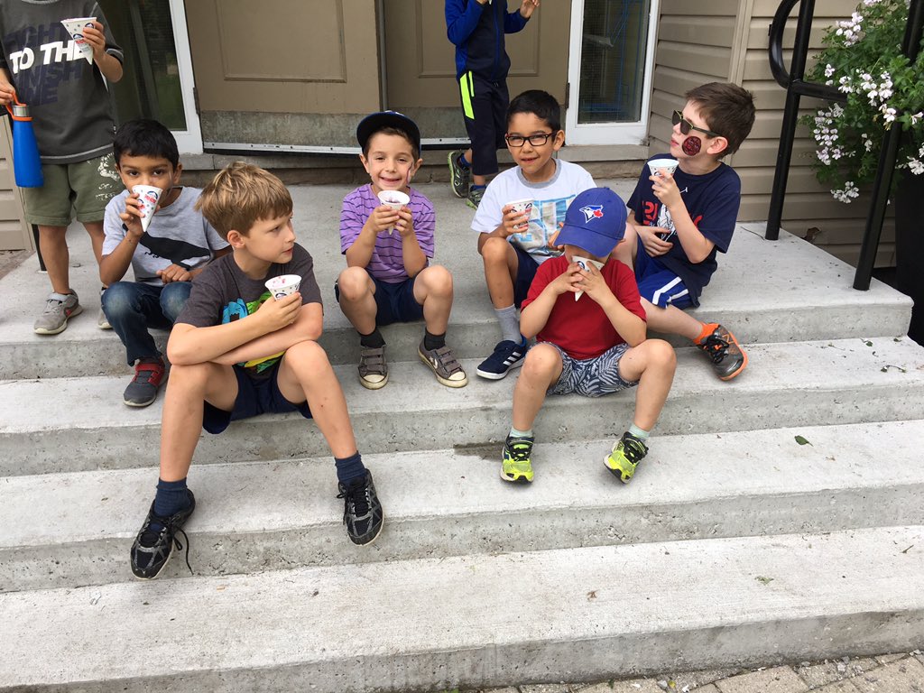 JollyRanchers25's tweet image. The Banbury Carnival was a great way to end off the summer for the @Sourkeys2017 and @jawbreakers2017! Can we please pause time though....