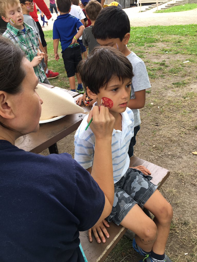 JollyRanchers25's tweet image. The Banbury Carnival was a great way to end off the summer for the @Sourkeys2017 and @jawbreakers2017! Can we please pause time though....