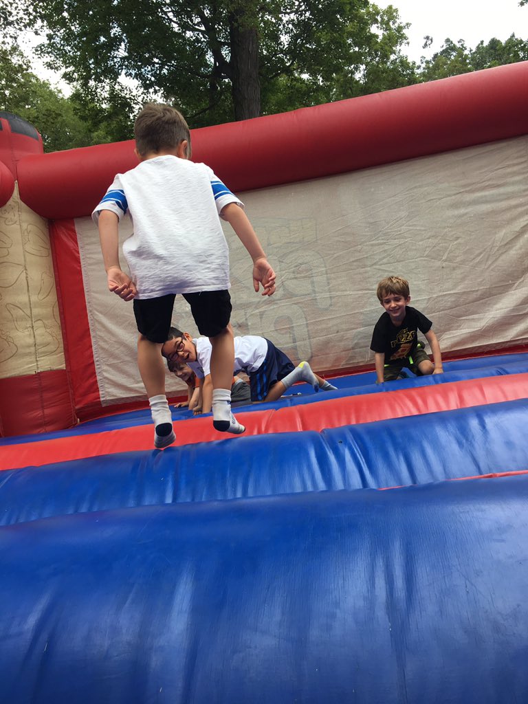 JollyRanchers25's tweet image. The Banbury Carnival was a great way to end off the summer for the @Sourkeys2017 and @jawbreakers2017! Can we please pause time though....