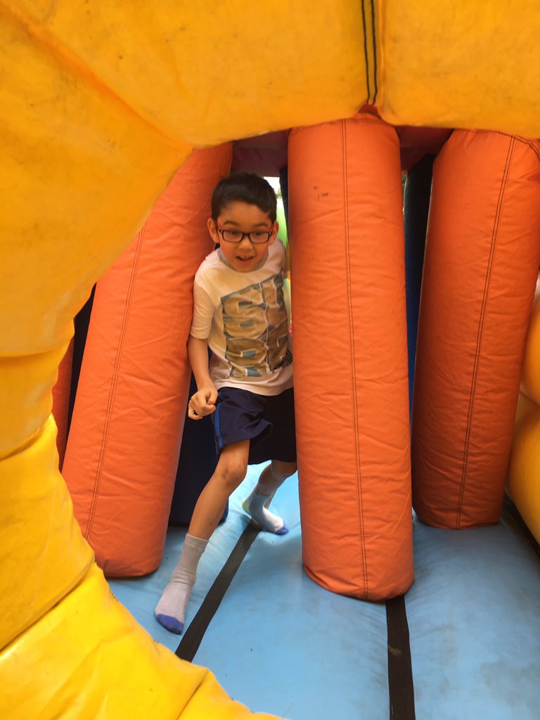 JollyRanchers25's tweet image. The Banbury Carnival was a great way to end off the summer for the @Sourkeys2017 and @jawbreakers2017! Can we please pause time though....