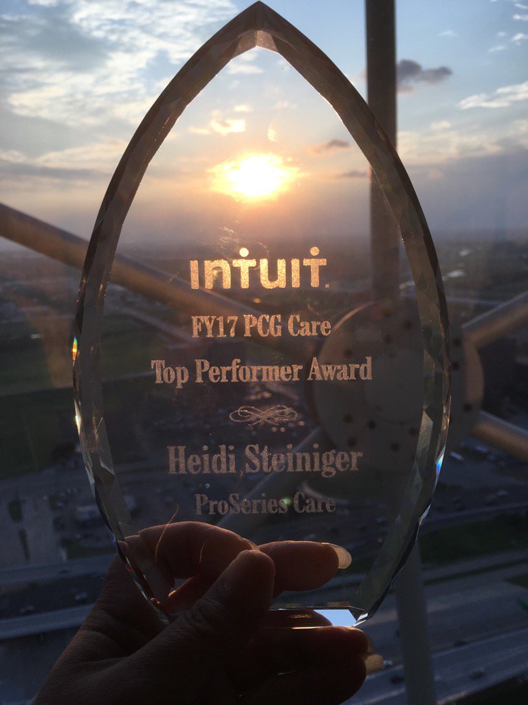 wintongirl3's tweet photo. What an award and a sunset. #PCGCare #Intuitlife https://t.co/3LLzZCszQh