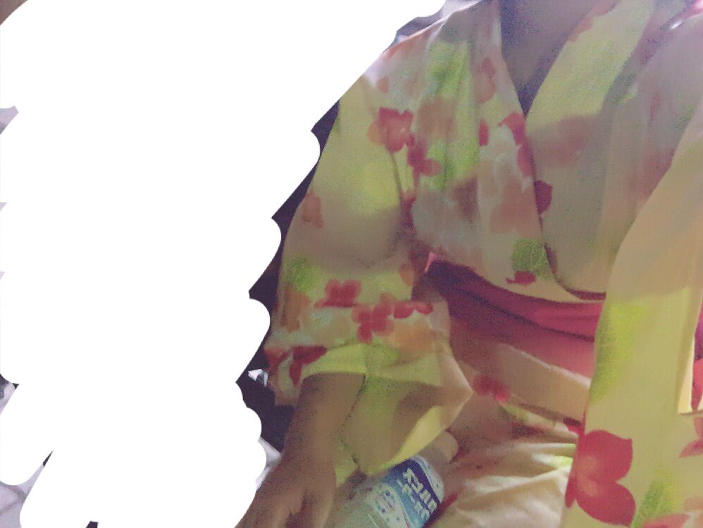 Reooooo_n's tweet photo. そういえば愛月の今年の浴衣
黄色でした👘
(浴衣なんて何年ぶりだろうって感じでした)
iPhoneケースも黄色だし
なんだかんだメンバーカラー自然に定着してたなぁ、 https://t.co/JF5ZzokfVd