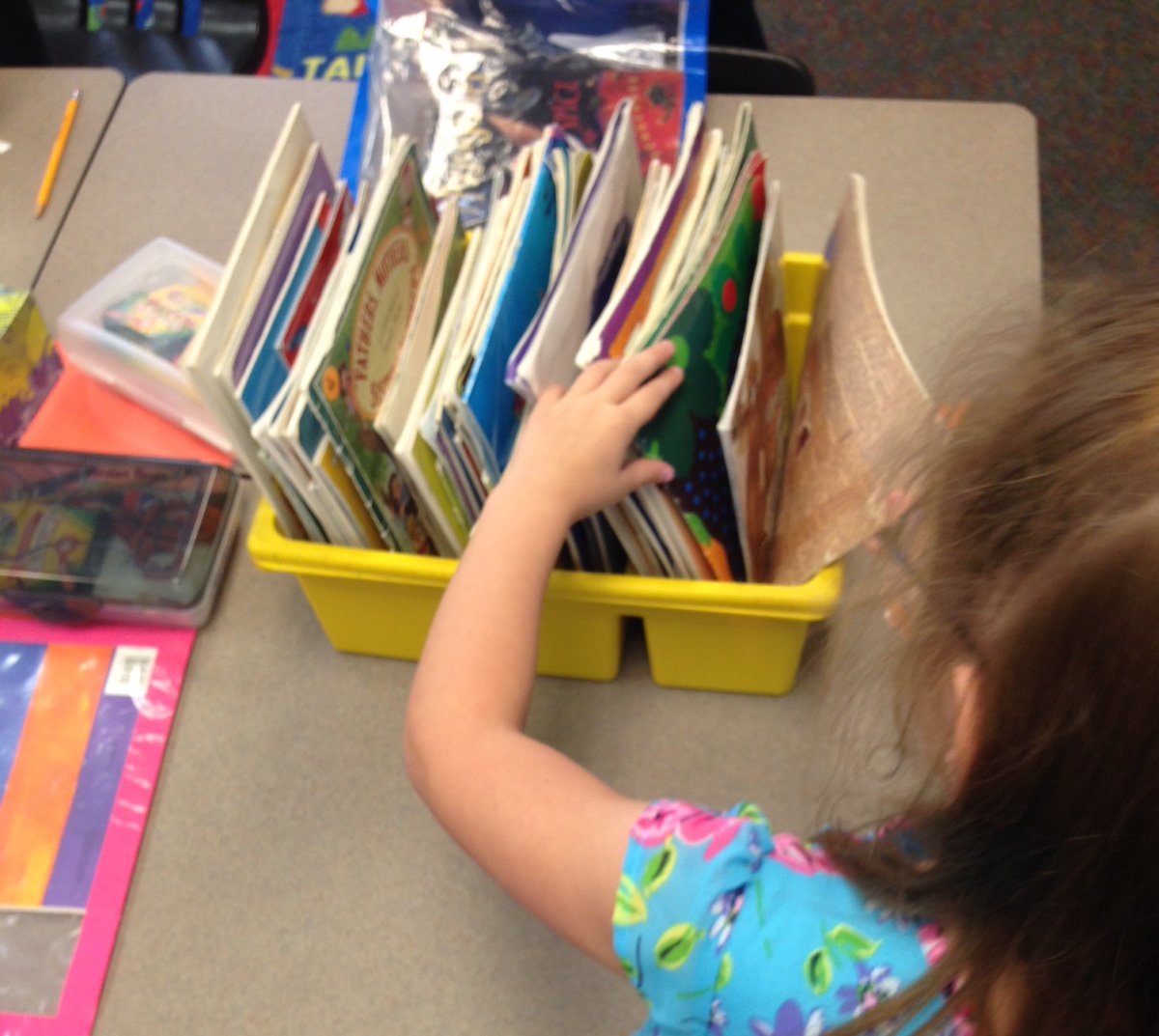 lilypadpoodle's tweet photo. @Kari_Yates @HeinemannPub @conroeela BOOK SHOPPING FUN https://t.co/sEENzCO8u6