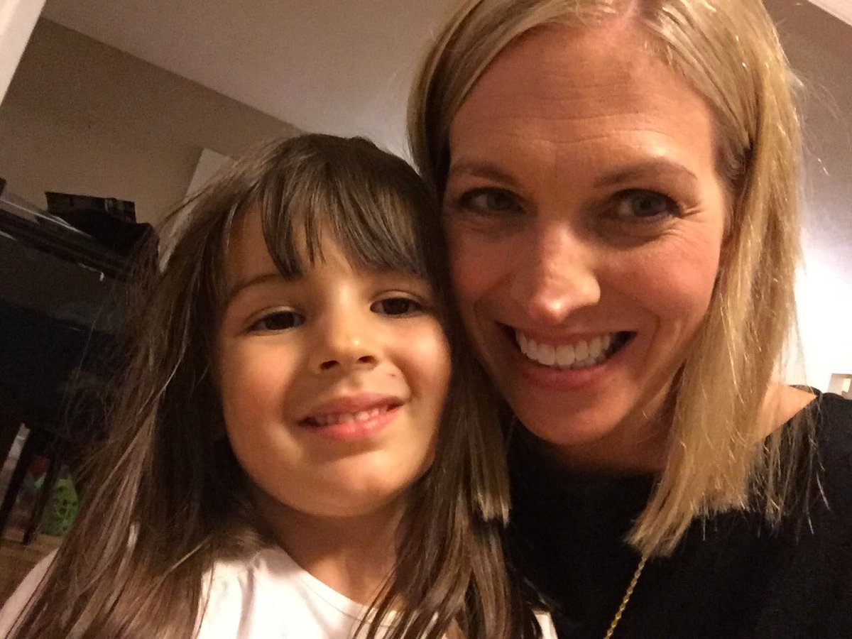 SStevensWX's tweet photo. Quick dinner with these cuties but now back to my other job! #Meteorologistmom https://t.co/bcWY5wrgZU