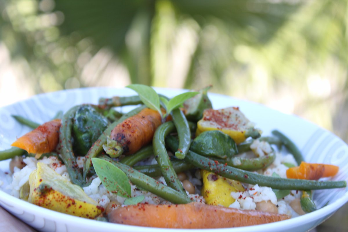 Foodfaye's tweet photo. Rice & #chickpea bowl w baby vegetables & #Hatch #chiles https://t.co/lycsYy4DBn @AriannaTrading @carolynncarreno #vegan #bowlsofplenty https://t.co/axuF9MVlAS