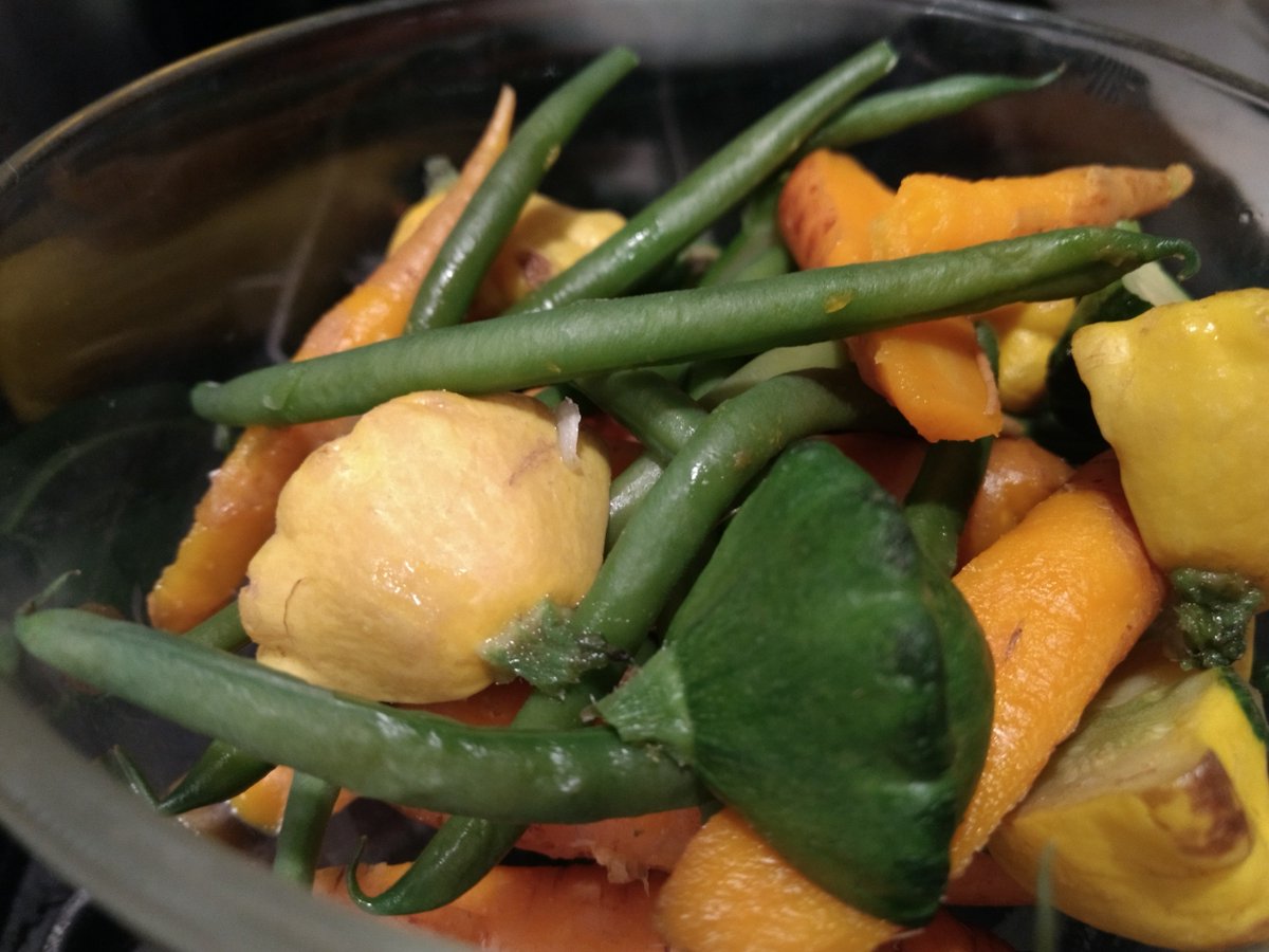 Foodfaye's tweet photo. Rice & #chickpea bowl w baby vegetables & #Hatch #chiles https://t.co/lycsYy4DBn @AriannaTrading @carolynncarreno #vegan #bowlsofplenty https://t.co/axuF9MVlAS
