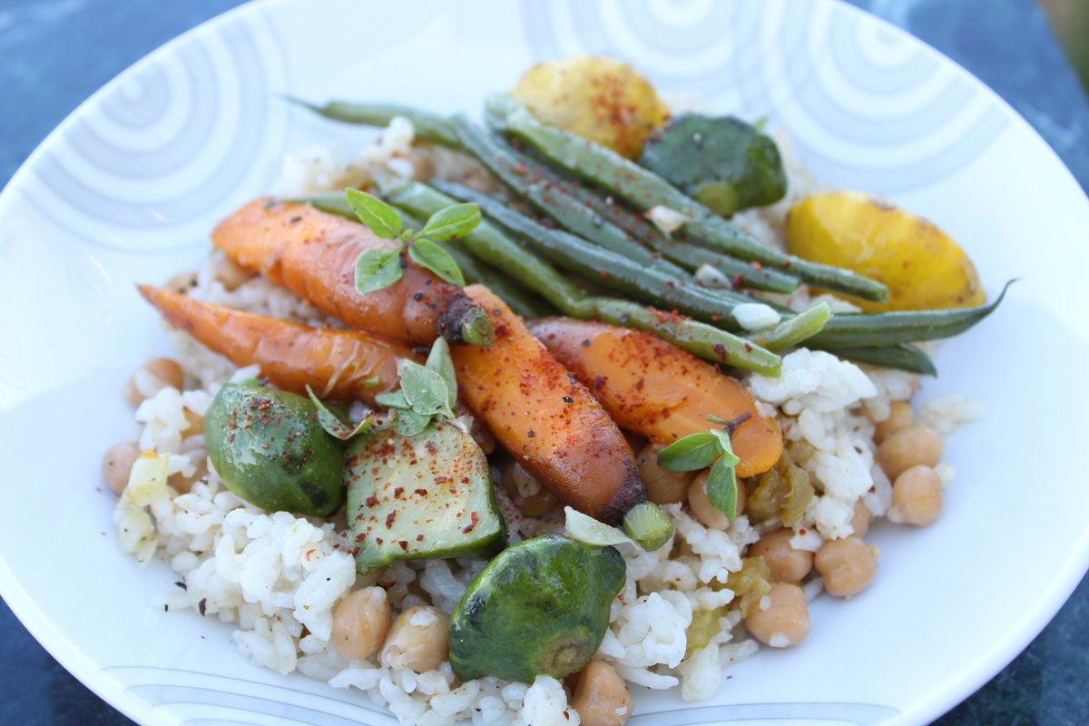 Foodfaye's tweet photo. Rice & #chickpea bowl w baby vegetables & #Hatch #chiles https://t.co/lycsYy4DBn @AriannaTrading @carolynncarreno #vegan #bowlsofplenty https://t.co/axuF9MVlAS