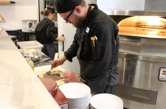 thestaredmonton's tweet photo. Hold the meat and cheese, please: Edmonton is getting its first vegan pizza parlour @diepieyeg  #yeg #yegfood https://t.co/Z2kqEdCTFS https://t.co/xgll4EeIgE
