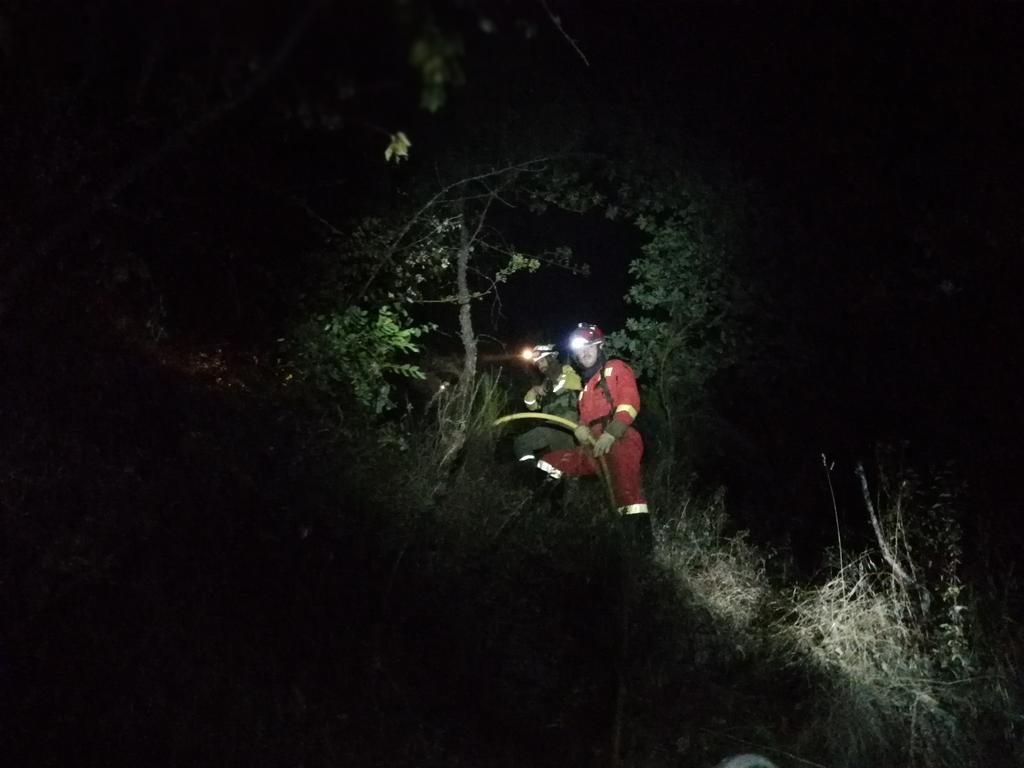 UMEgob's tweet photo. #IFLosadilla Progresión conjunta #BRIFtabuyo #UME x terreno escarpado tendido línea manguera 700 metros para atacar foco en defensa Encinedo https://t.co/ekUrK2zbJB
