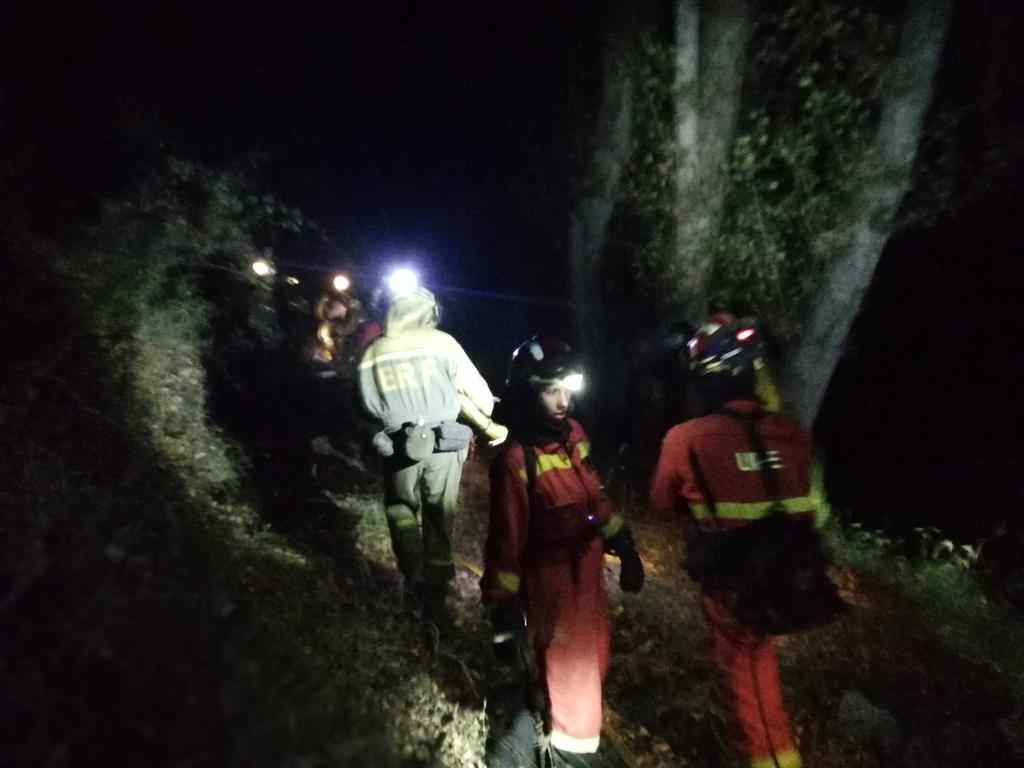 UMEgob's tweet photo. #IFLosadilla Progresión conjunta #BRIFtabuyo #UME x terreno escarpado tendido línea manguera 700 metros para atacar foco en defensa Encinedo https://t.co/ekUrK2zbJB