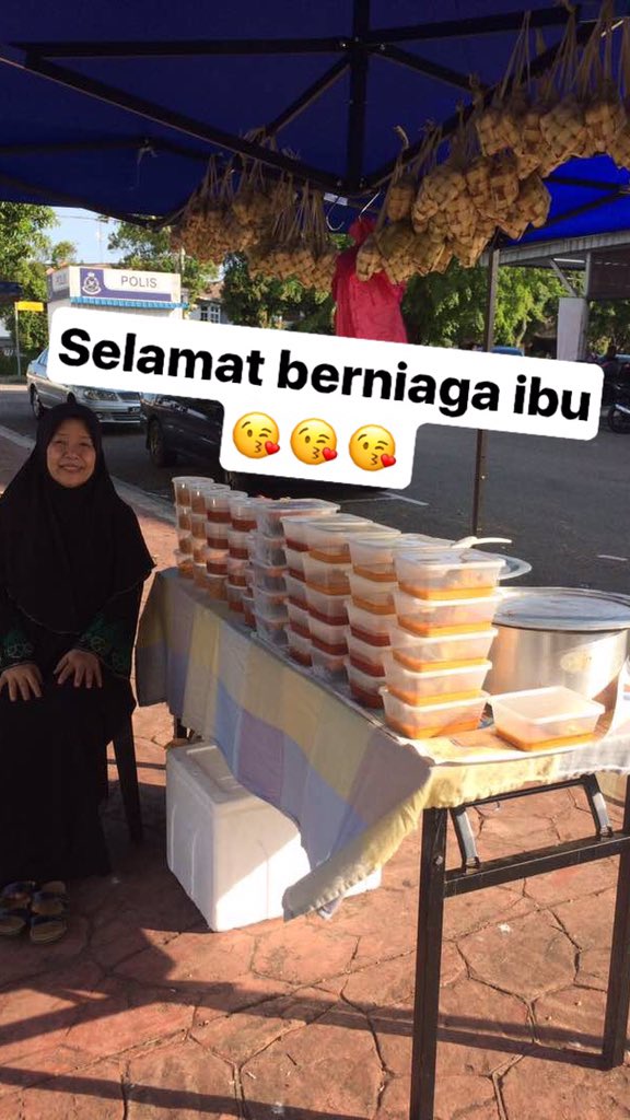 myeibrahim's tweet photo. Sila2 support ibu saya di depan masjid bandar baru uda 😁 https://t.co/Y9mUj7qana