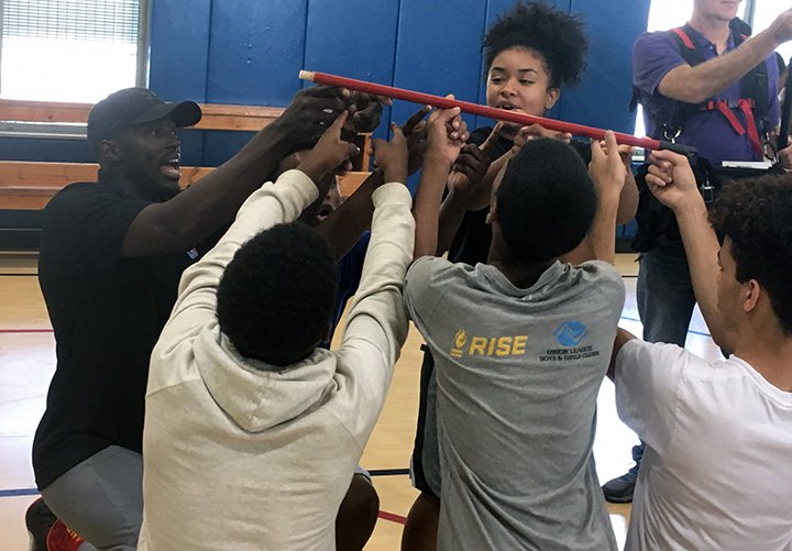 RISEtoWIN's tweet photo. Chicago Building Bridges Through Basketball Culmination with youth &amp; police: https://t.co/VCiyDEemsp #RISEtoWIN #TeamJrNBA #ULBoysGirlsClub https://t.co/Pu2N8LbV39