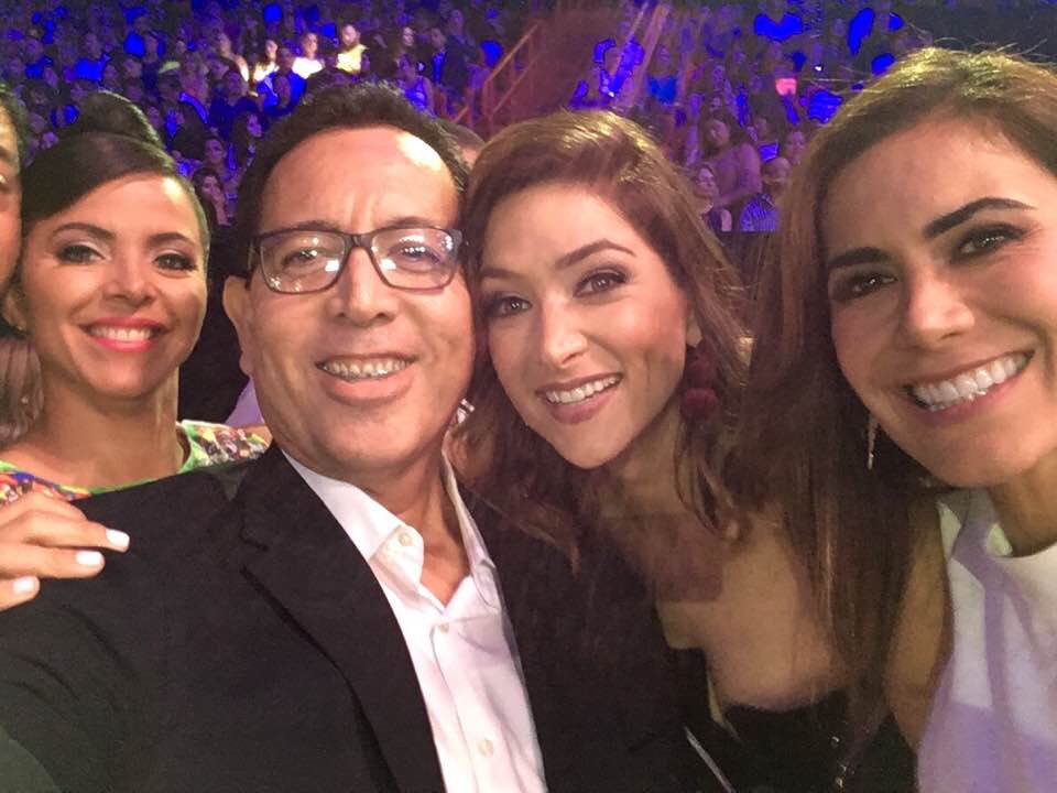 _RamonMelendez's tweet photo. Con @Sofialachapelle @FAveleyra y @vanessahauc! Mis queridísimas amigas y colegas en Telemundo ❤️ #PremiosTuMundo @premiostumundo https://t.co/ypcYZfZXyE