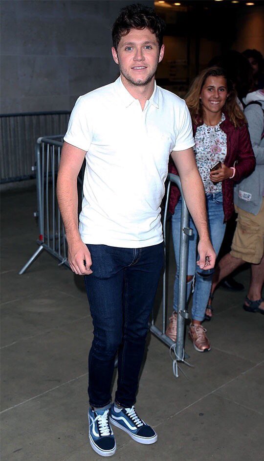 Spain_1D's tweet photo. Niall saliendo de los estudios BBC ayer, 23 de agosto! (1) https://t.co/VV0SX71sri