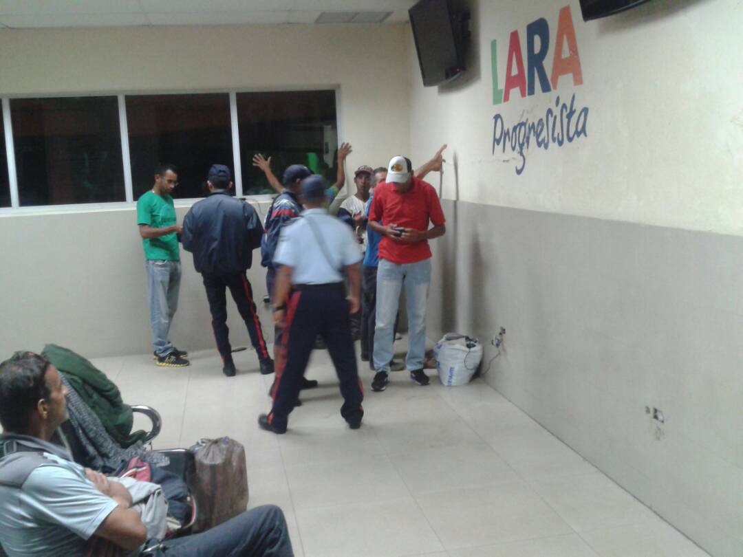 IkaiLedezma's tweet photo. Seguridad Física de Instalaciones Públicas, Operativo Nocturno en Sala de Espera del Hospital Central https://t.co/h9O4sGRozK