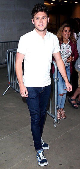Niall saliendo de los estudios BBC ayer, 23 de agosto! (2)