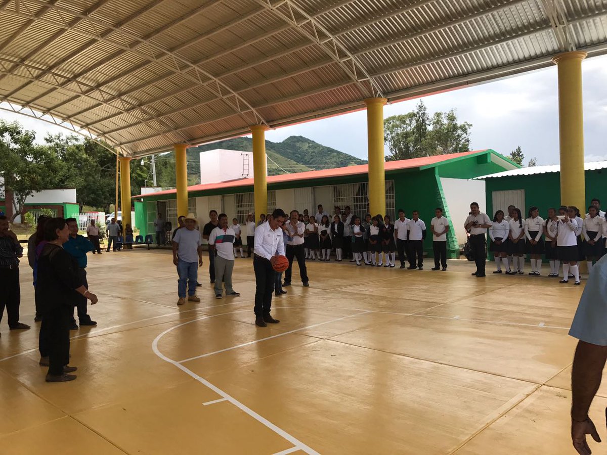 IEBO_GobOax's tweet photo. Con una inversión de 1.95 MDP, inauguramos #TechadoDeCancha en el #Plantel271 #SantaCruzMixtepec, gracias a la Dip. @evdiec @alejandromurat https://t.co/OSjvGB6SOf
