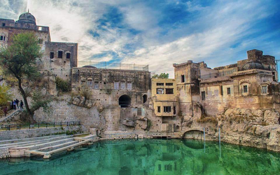 LifeLensScape's tweet photo. #KatasRajTemples: a complex consisting of several Hindu temples surrounding a pond.
Located in #ChoaSaidanshah #Chakwal #Punjab #Pakistan https://t.co/zKxZdKw18x