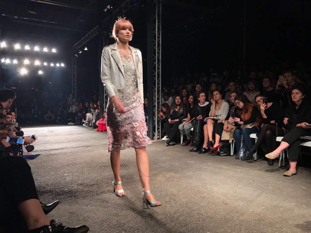 CeleNasimbera's tweet photo. #HouseofMatchingColours. Paula Selby Avellaneda volvió a *hacer de las suyas* en #BAFWeek. Su chaqueta de cuero, su clásico 🙌🏻 https://t.co/3Ju8dDNZJC