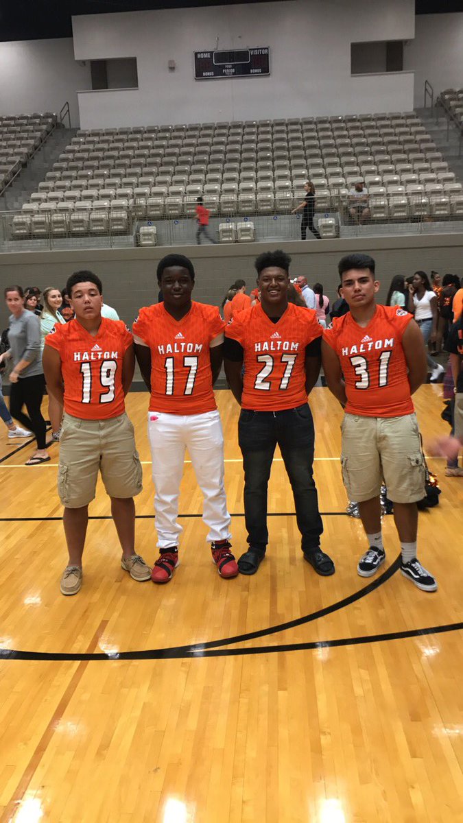 roblunk23's tweet photo. #BuffNight 2020 class https://t.co/wzEOcfPjUM
