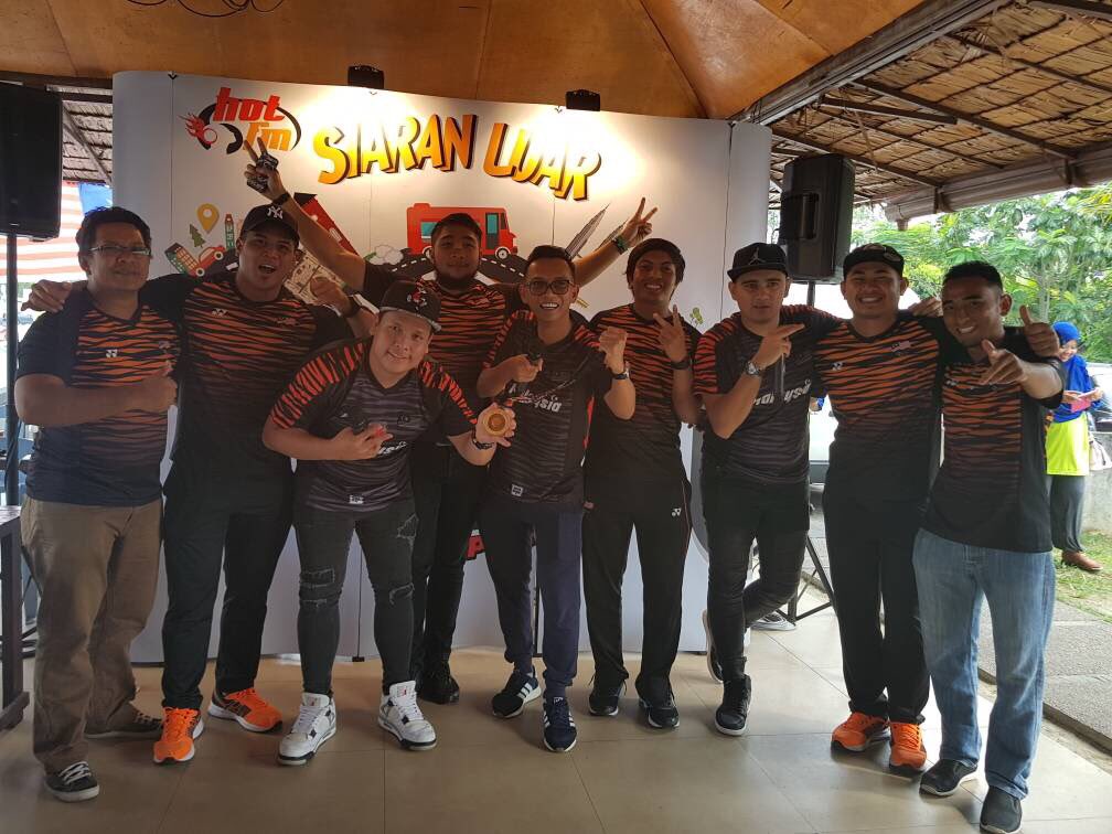 hotfm976's tweet photo. Tq pasukan rugby Malaysia yg meriahkan lokasi terakhir #GPHTour tadi. Tahniah utk emas yg dimenangi #GengPagiHot #GelakPecahHabis #GPHTour https://t.co/jUE8yj4NKl