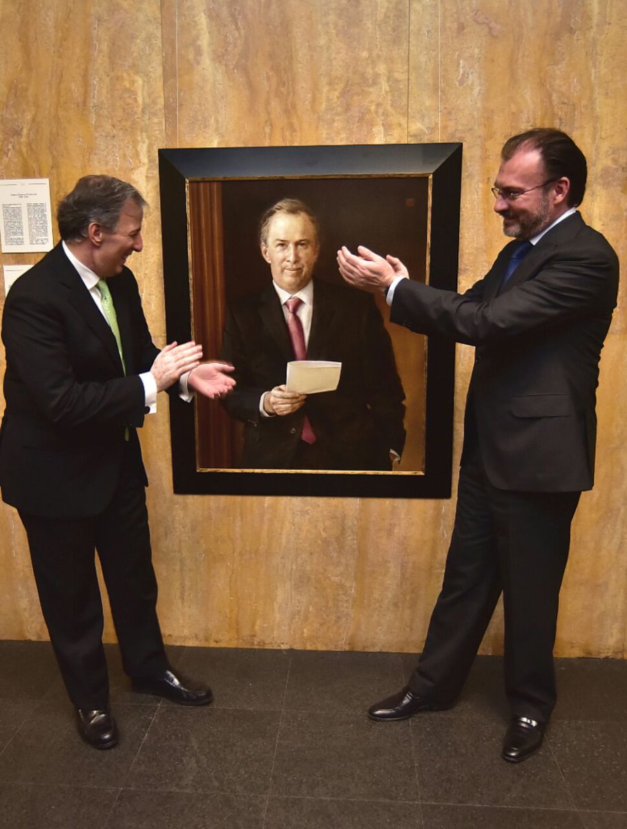 MVSNoticias's tweet photo. Develan retrato del ex canciller @JoseAMeadeK, hoy secretario de Hacienda, en las instalaciones de la Cancillería. https://t.co/E2wyuO8cx8