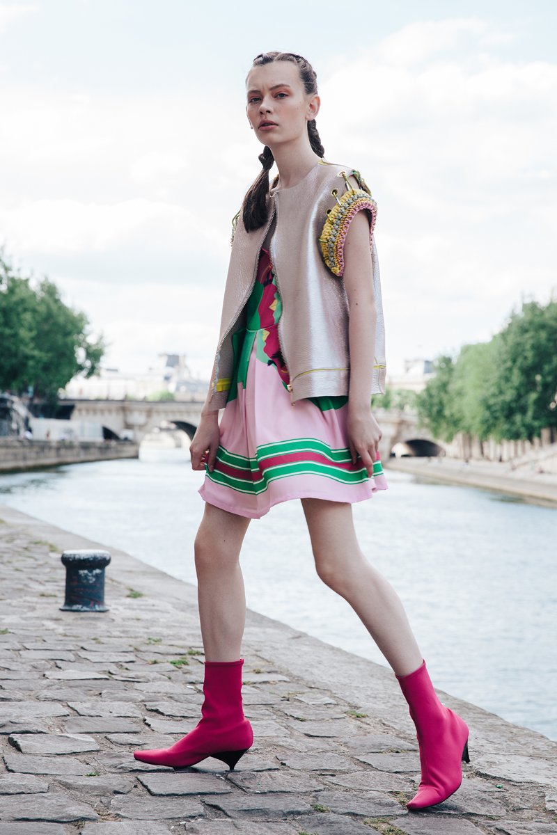 Koddmedias's tweet photo. Découvrez la parisienne étrange de #FannyDussol sur https://t.co/7FzEQMrOXM #editorial #koddmagazine #paris https://t.co/xsBACx71HP