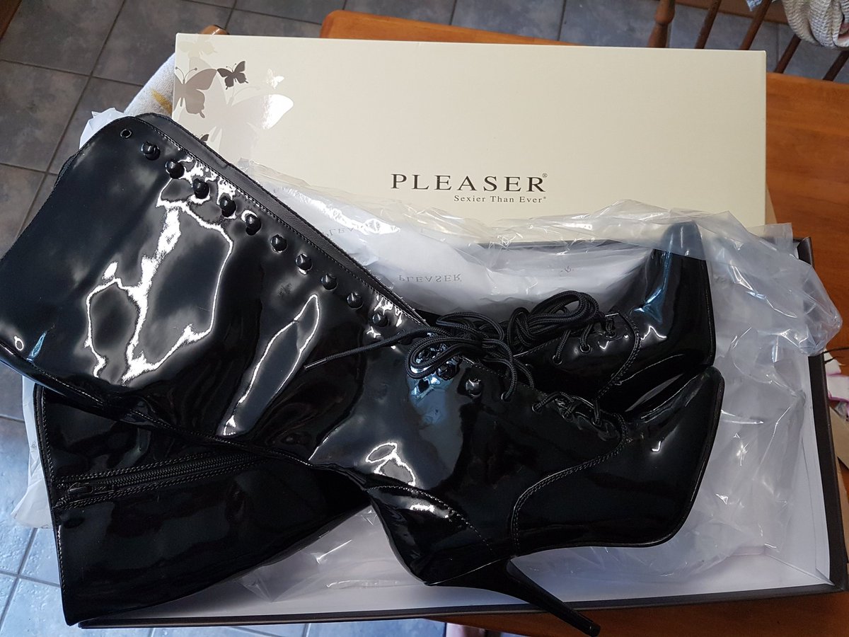 Confess2MissZoe's tweet photo. Morning @Matt19932 and thank you for my lovely boots from my wishlist https://t.co/SpKohvyLse 🤓 #spoiltgirl #bootscollection #wishlistjoy https://t.co/L8gsFhyCtW