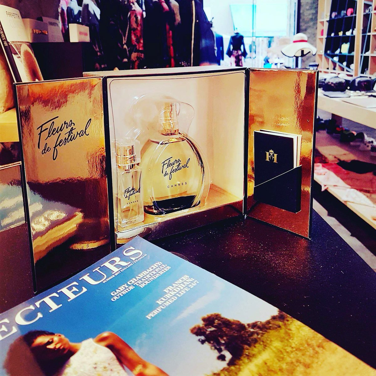 #Projecteurs ns fait le plaisir de référencer #FleursDeFestival dans leur belle boutique de #Cannes 🌼🌼🌼 !

projecteurs-concept.com/fr/

#Parfum