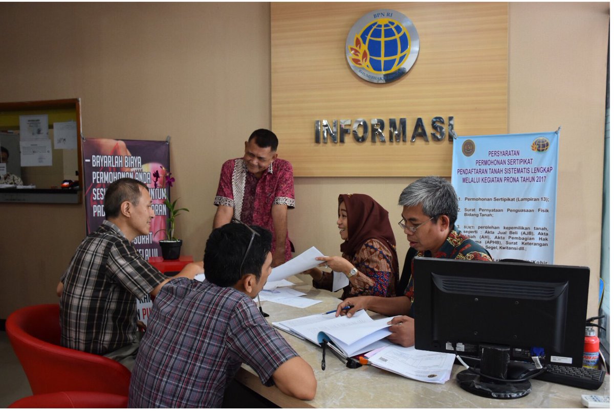 kantahkotabogor's tweet photo. Ibu Kepala Kantor @Erry_JP menerima pengaduan langsung dari masyarakat
#senangmemudahkan https://t.co/ESyNmCa1Js