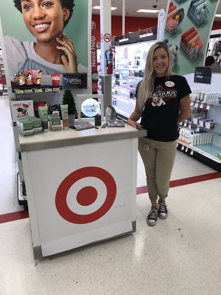 sdm2411's tweet photo. Miss Kelli driving sales and owning her brand for BTC event! #Beautymodernization #T358 @FiglioliScott @carlene_woodley https://t.co/Ry9X5VcfMt