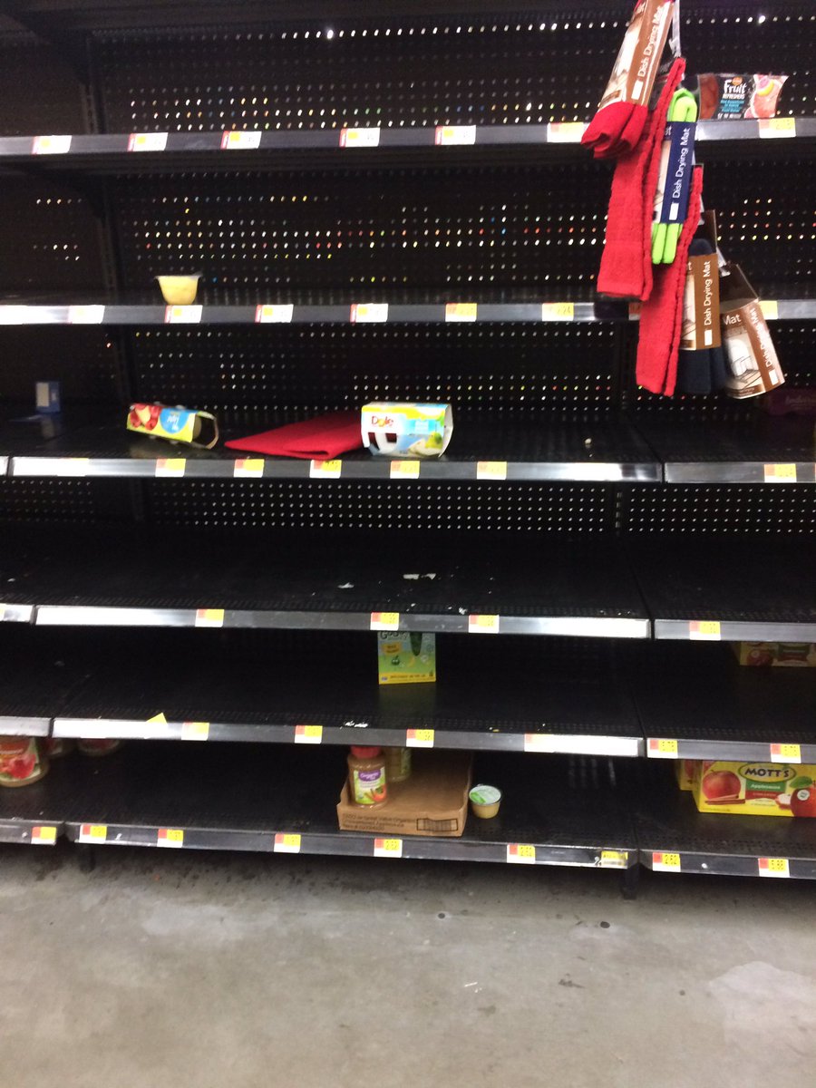 atpresentstv's tweet photo. #houston we have a problem #nofood #hurricaneHarvey #nocartshadtocarry #everythinggone #wishingihadsomeonetobehere #prayersforourcity https://t.co/3i0EDfw4iP