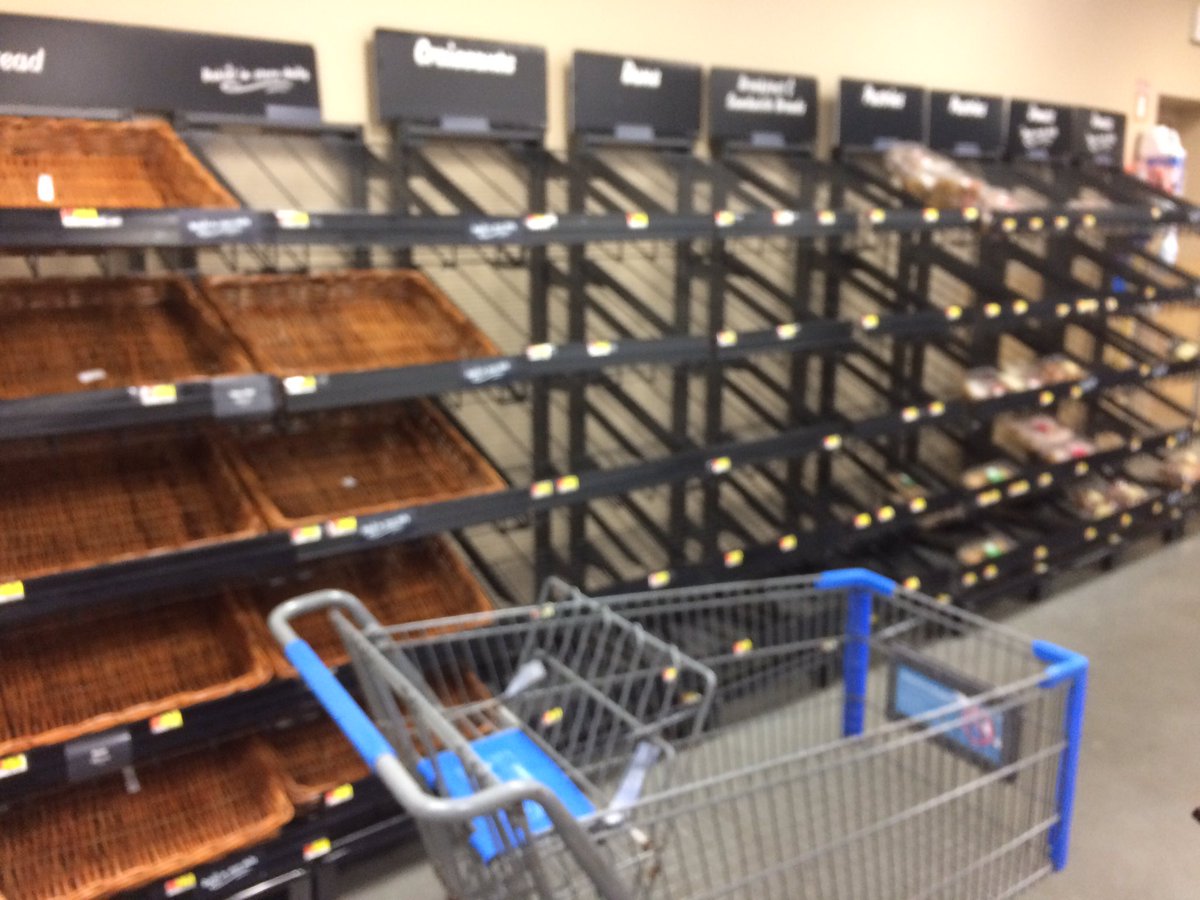 atpresentstv's tweet photo. #houston we have a problem #nofood #hurricaneHarvey #nocartshadtocarry #everythinggone #wishingihadsomeonetobehere #prayersforourcity https://t.co/3i0EDfw4iP
