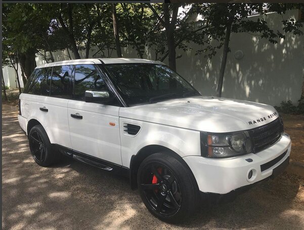 _ZamaMvulane's tweet photo. Vusi Nova was hijacked and kidnapped about an hour ago. His car is a White Range Rover Sport registered VPX201GP https://t.co/A7xNqQ04BS