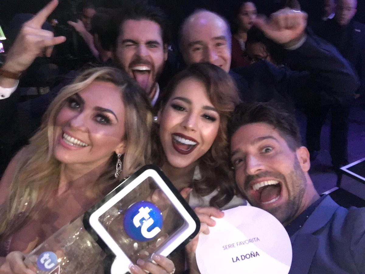 DannaSpain's tweet photo. #LaDoña como tenía que ser!!! Felicidades a ese pedazo de elenco 👏👏🎉🎉 #PremiosTuMundo https://t.co/t6wCjpmjF5