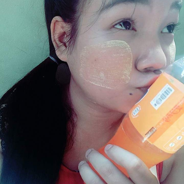YaminKhinKhin3's tweet photo. Yellow things on my cheek called "thanakha". #myanmartraditional https://t.co/sPLG0ARxWu