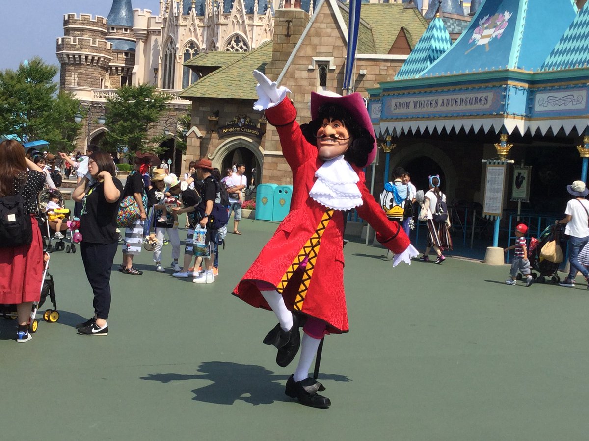 nachyonachyo's tweet photo. 空いてる日って人々がキャラクターを求めてやって来るんじゃなく、キャラクターがフラフラ歩いて人々を求めてる、笑笑😂 https://t.co/Dm0yuyk8rX