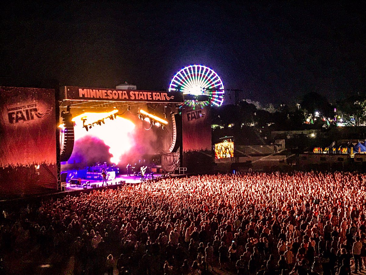 Nickelback's tweet photo. Minnesota - Thank you so much for an unforgettable night.  You exceeded any and all expectations.  We will see you soon! #NBMinn https://t.co/wVgg9OlZBd