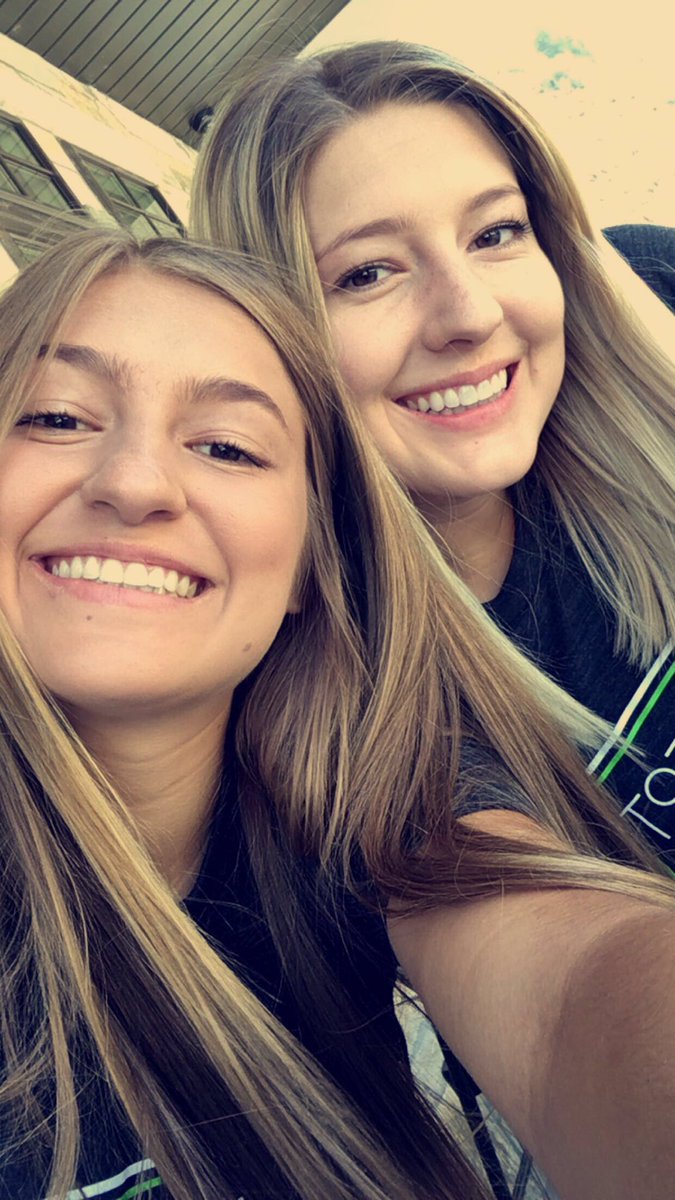 ellie_w11's tweet image. HBD LIZARD!! thanks for being the best sister around🦎 and for doing my hair like.. everyday😉 love you❣️