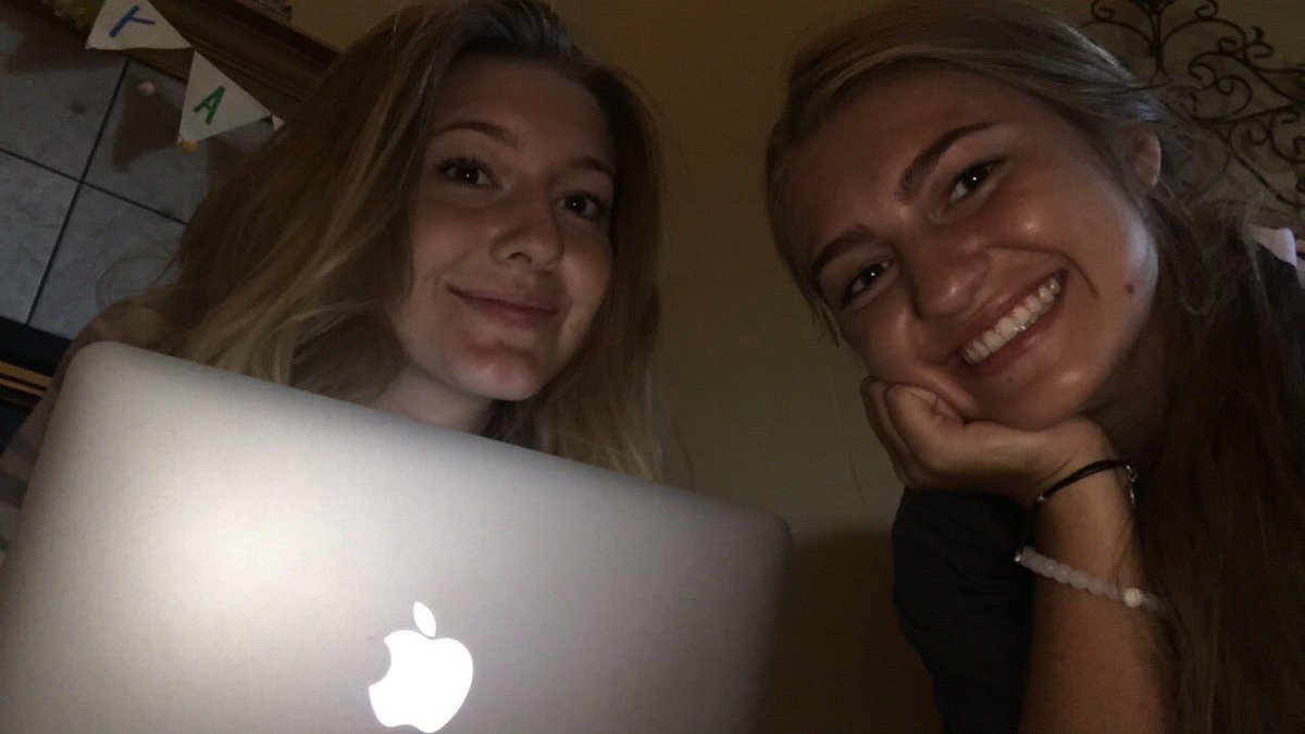 ellie_w11's tweet image. HBD LIZARD!! thanks for being the best sister around🦎 and for doing my hair like.. everyday😉 love you❣️