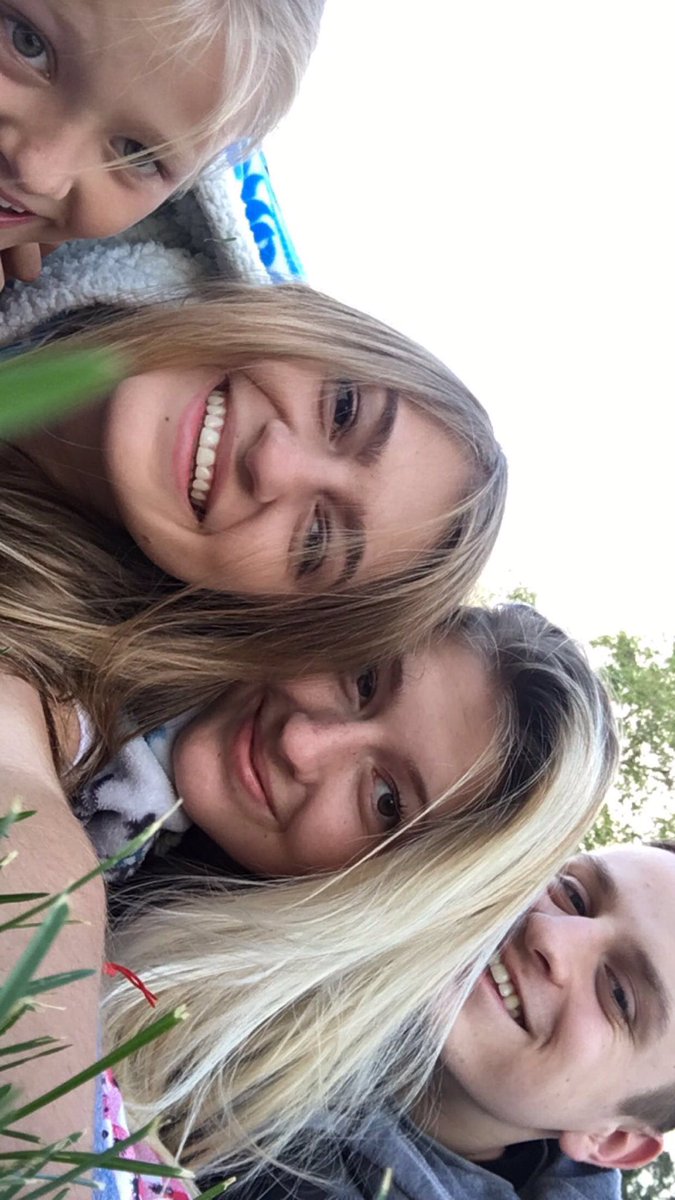 ellie_w11's tweet image. HBD LIZARD!! thanks for being the best sister around🦎 and for doing my hair like.. everyday😉 love you❣️