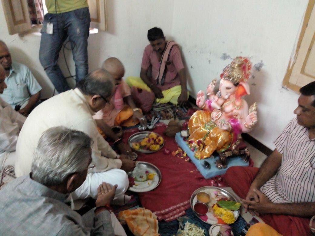 imBhupendrasinh's tweet photo. મારા મતવિસ્તાર ધોળકાના કોઠ ગામે આવેલ ગણપતિપુરાના મંદિર ખાતે ગણેશ ચતુર્થી નિમિતે ઇકો ફ્રેન્ડલી ગણેશજીની મૂર્તિની સ્થાપના કરી. https://t.co/gKRGpd4cGS